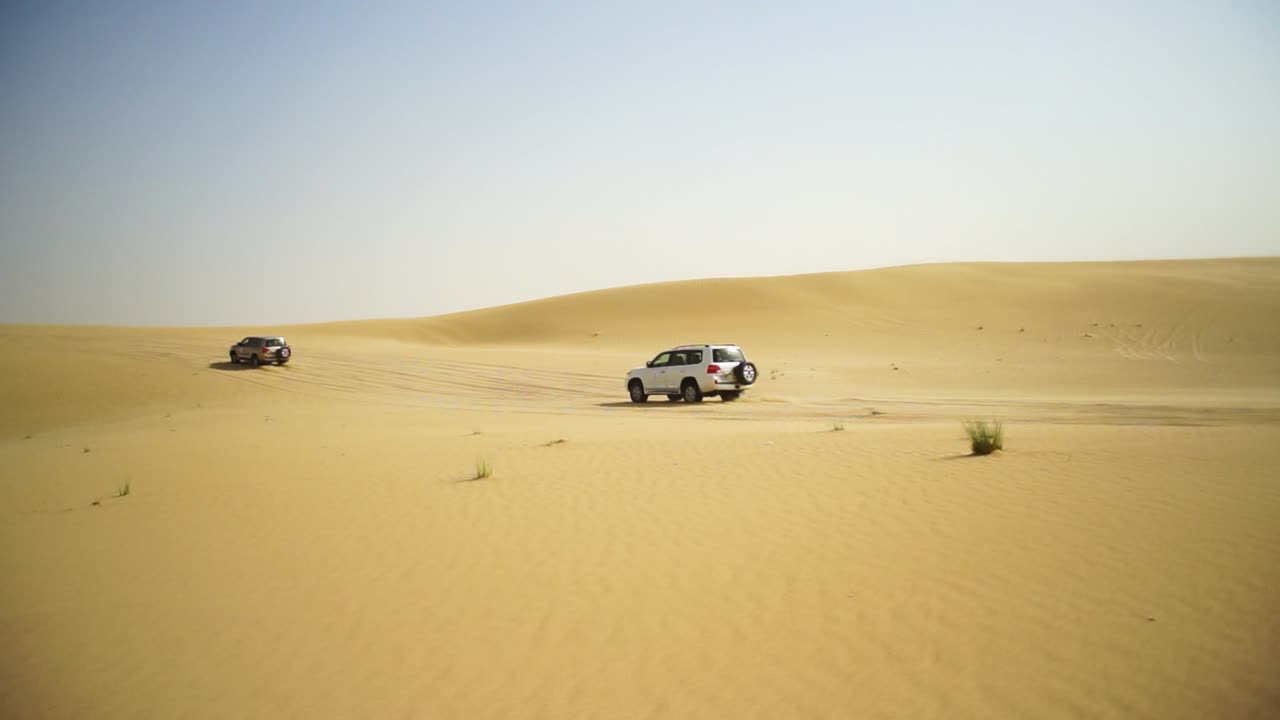 사막에서 오프로드 차량