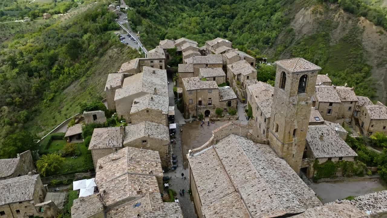 aerial sobre la colina del pueblo de civita di bagnoregio, provincia de viterbo, italia