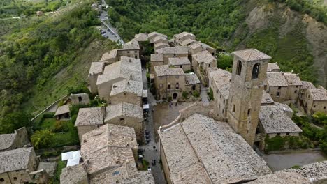 Luftaufnahme-über-Dem-Bergdorf-Civita-Di-Bagnoregio,-Provinz-Viterbo,-Italien