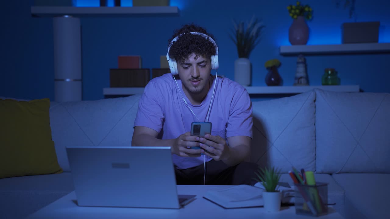 el joven que baila y sueña, quiere convertirse en una persona famosa.