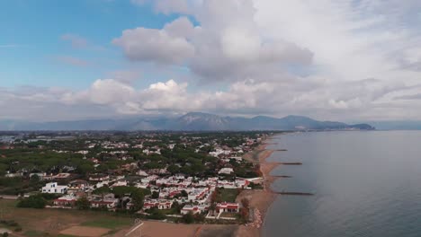 Italienische-Küstenlinie-In-Der-Nähe-Von-Terracina,-Italien,-Absteigender-Schuss