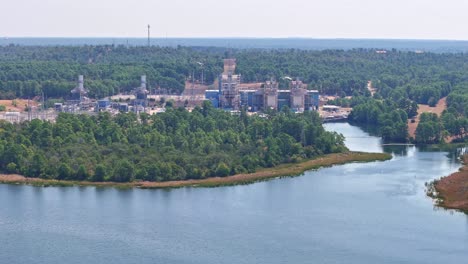 Moviéndose-Rápidamente-Hacia-La-Derecha-Sobre-Un-Lago-Que-Tiene-Una-Planta-De-Energía-Detrás