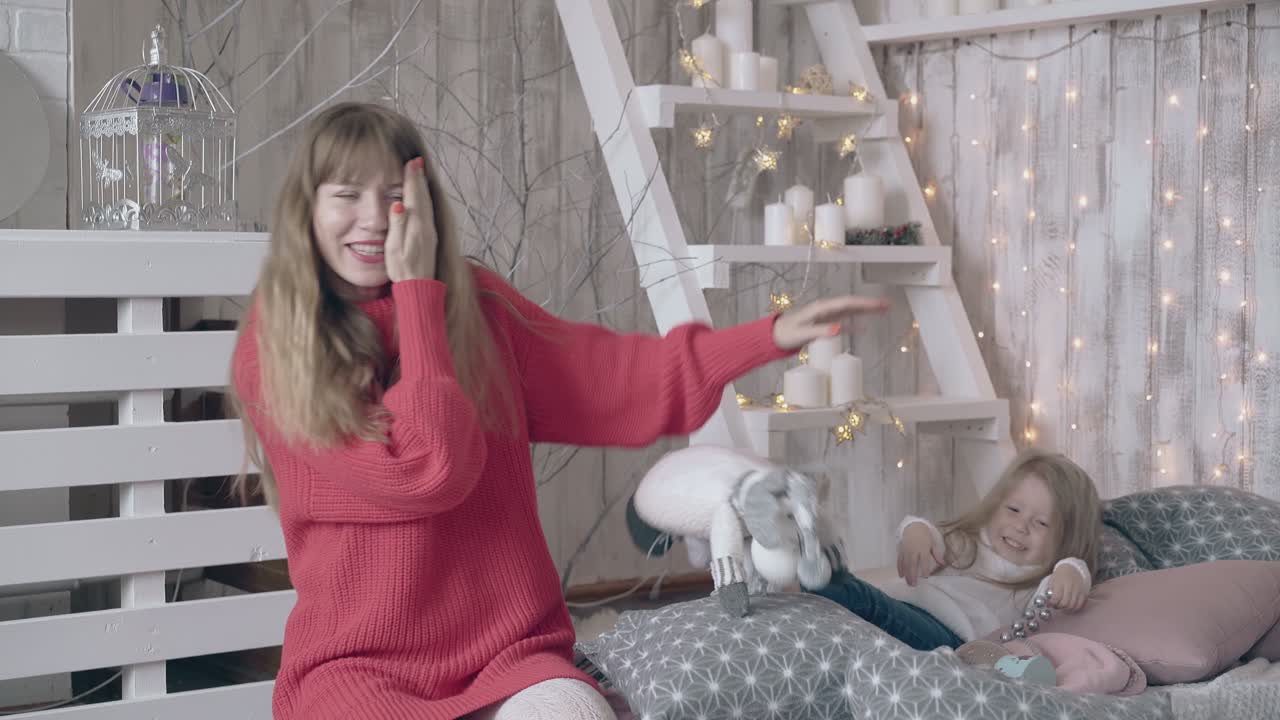 귀여운 작은 소녀는 엄마와 놀고 우연히 때립니다.