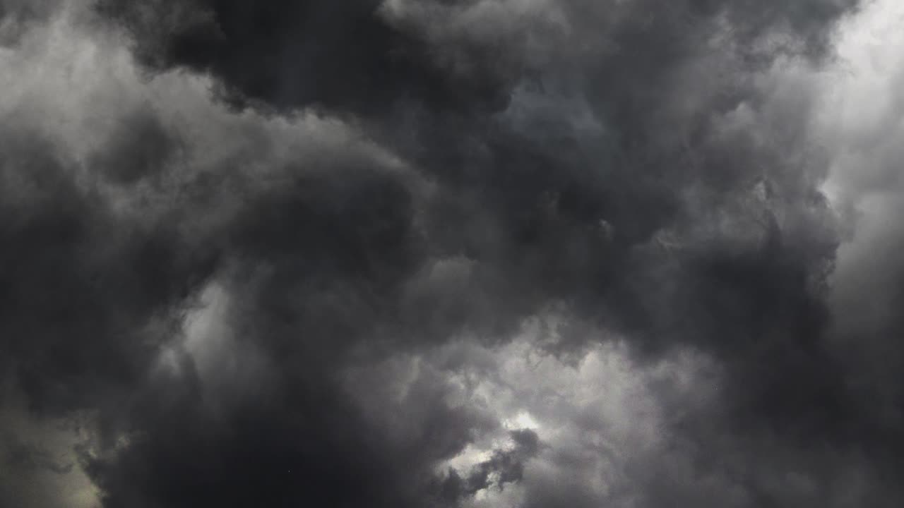 천둥 폭풍 동안 어두운 하늘 4k