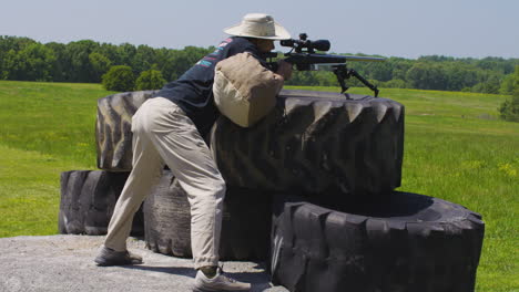 Tirador-Concentrado-En-Un-Partido-De-Rifle-De-Precisión-En-Leach,-Oklahoma