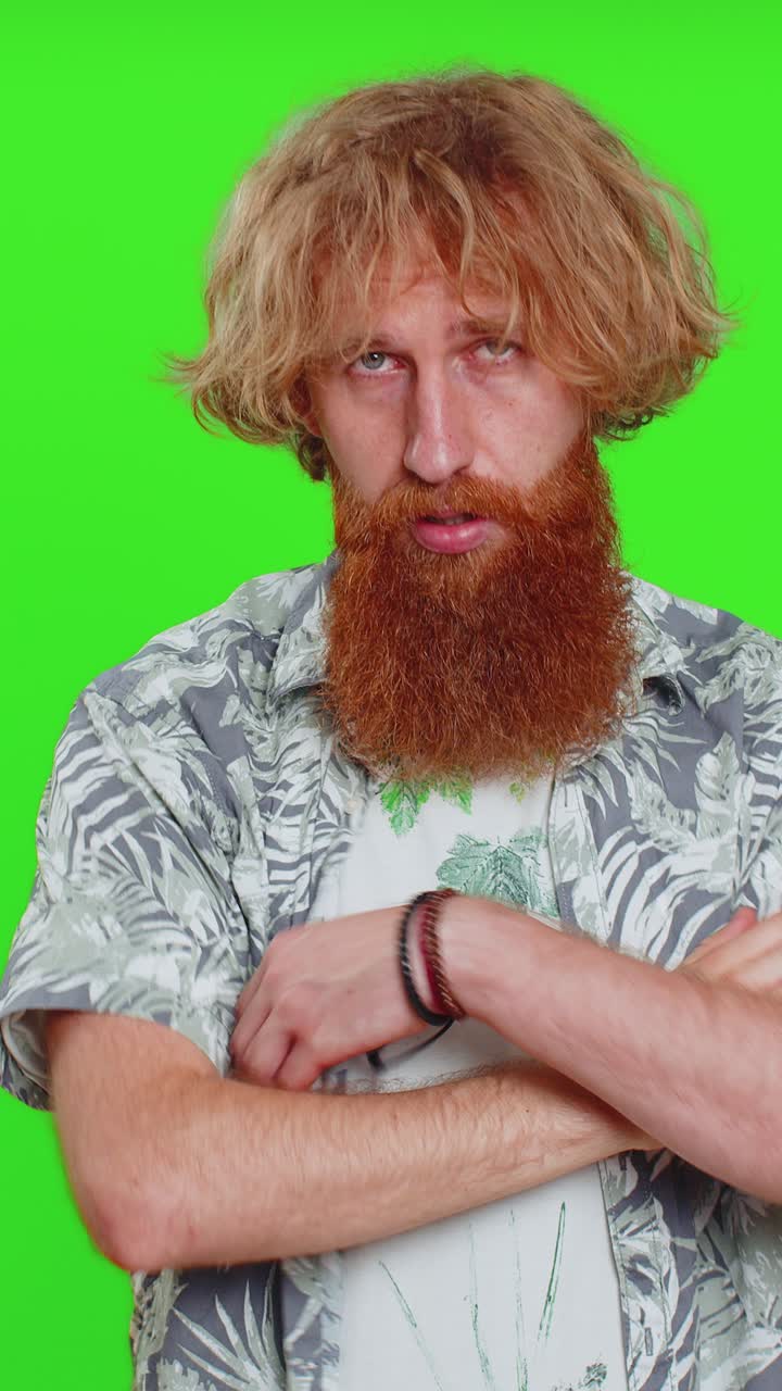 hombre apuntando a sus ojos y la cámara muestra que te estoy viendo gestos espiando mirando a alguien