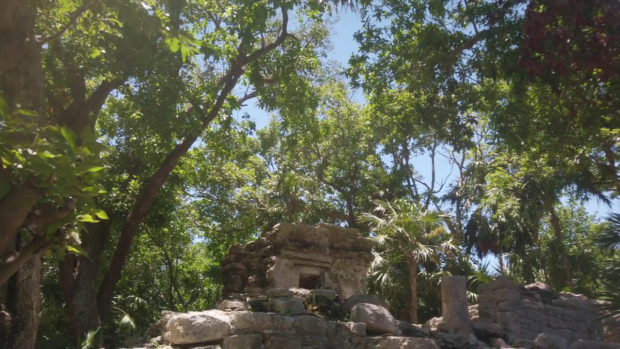 Ampia panoramica con gimbal del sito delle antiche rovine Maya di Xaman-Ha a Playa del Carmen, Messico. 4K