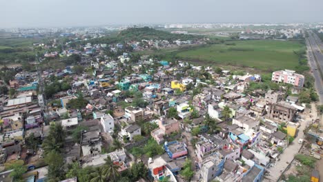 fotografía aérea de un barrio pobre indio cerca de una carretera en la india