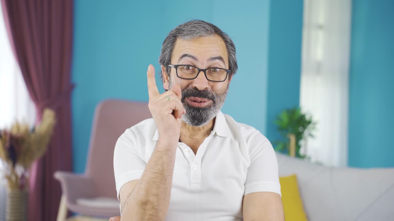 un hombre lindo de mediana edad con una idea. se regocija.