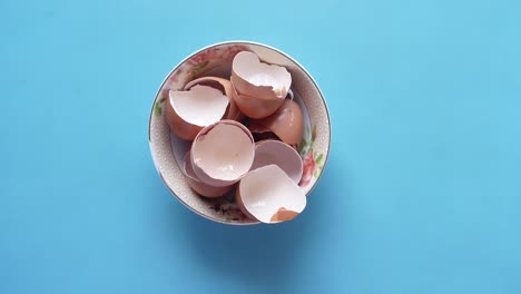 Eggshells-in-a-white--bowl-on-table-,