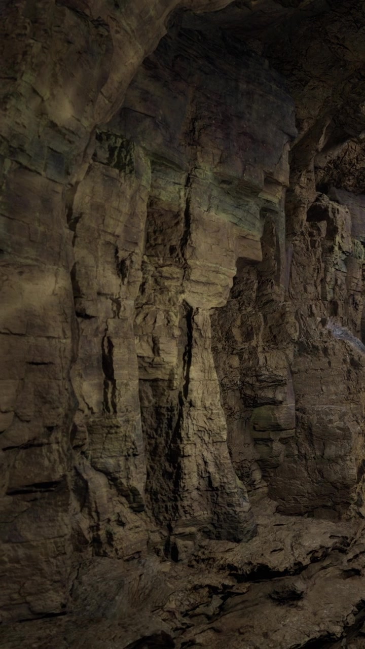 Formazioni rocciose in una grotta buia vicino a un fiume al tramonto.