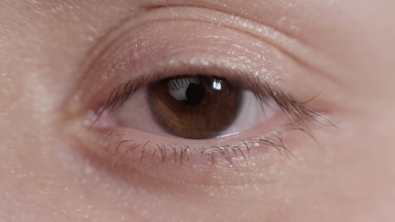 갈색 눈이 열리고 닫히는 매크로 샷