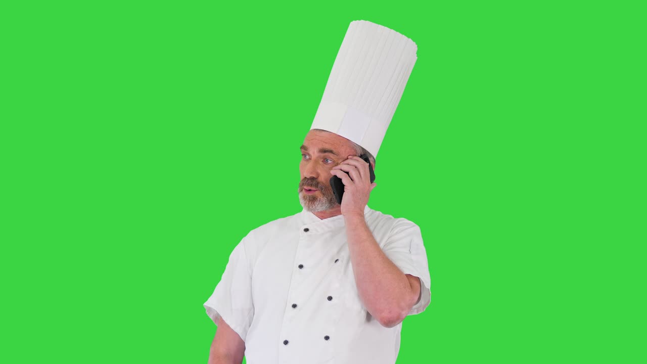 Cuoco concentrato che telefona su uno sfondo verde, Chroma Key