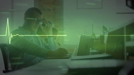 animación de números cambiantes y ritmo cardíaco sobre hombre caucásico cansado escribiendo en el bloc de notas en la oficina
