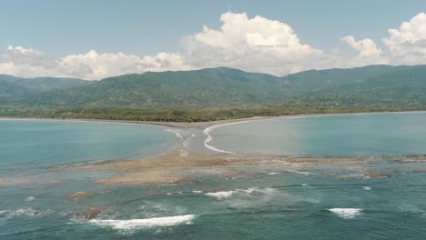 drone vista aérea amplia cerca de la playa de la cola de ballena en costa rica