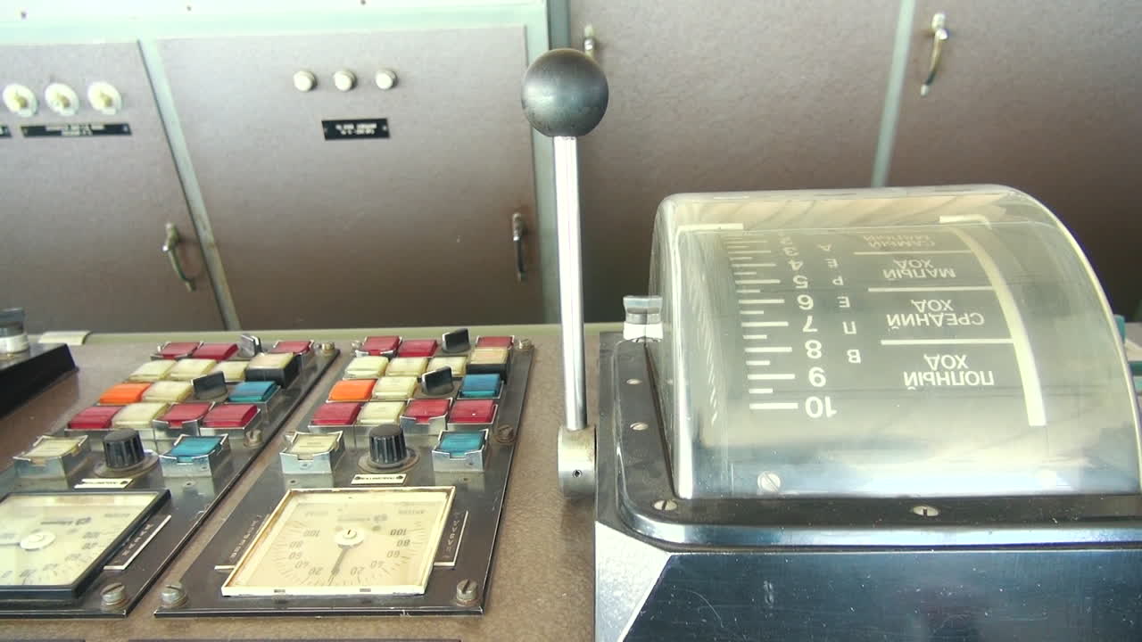 навигационный мостик судна капитанский штурвал, управление судном, рулевое колесо