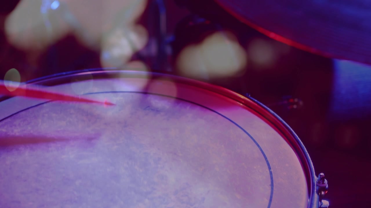 Animazione di traffico stradale sfocato su musicisti che suonano le percussioni
