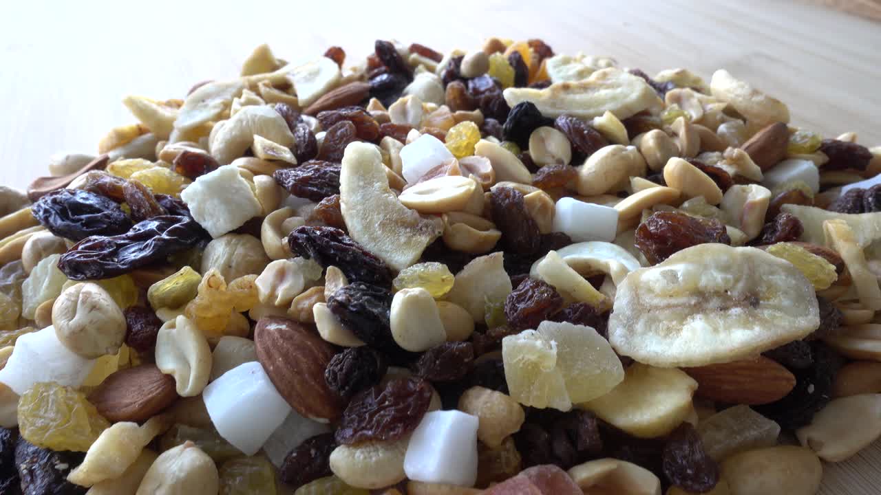 乾燥したナッツの背景の回転