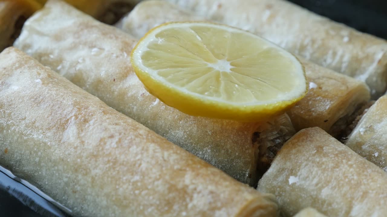 pastel de filo turco lleno de nueces 4k