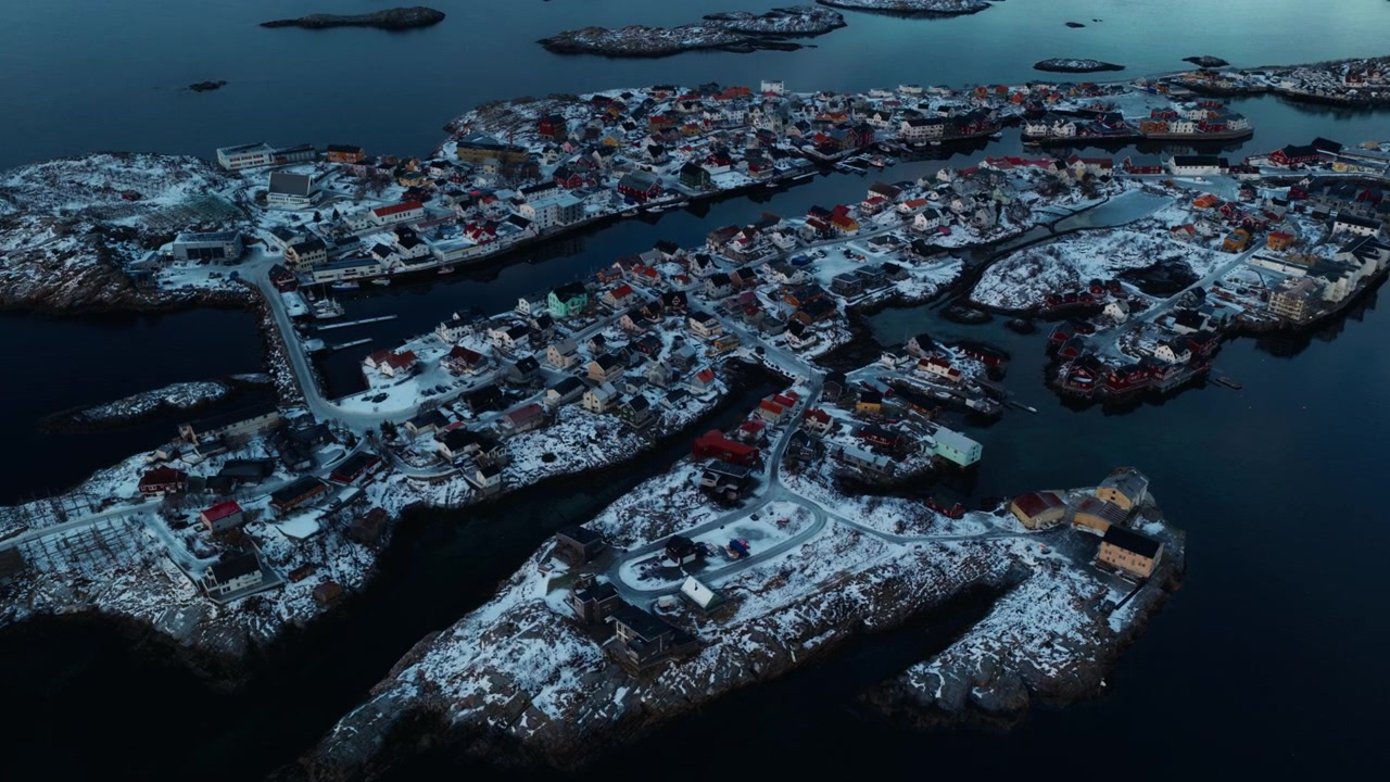 Karlı Arktik adaları boyunca Henningsvaer sahil köyünün havadan görünümü, drone