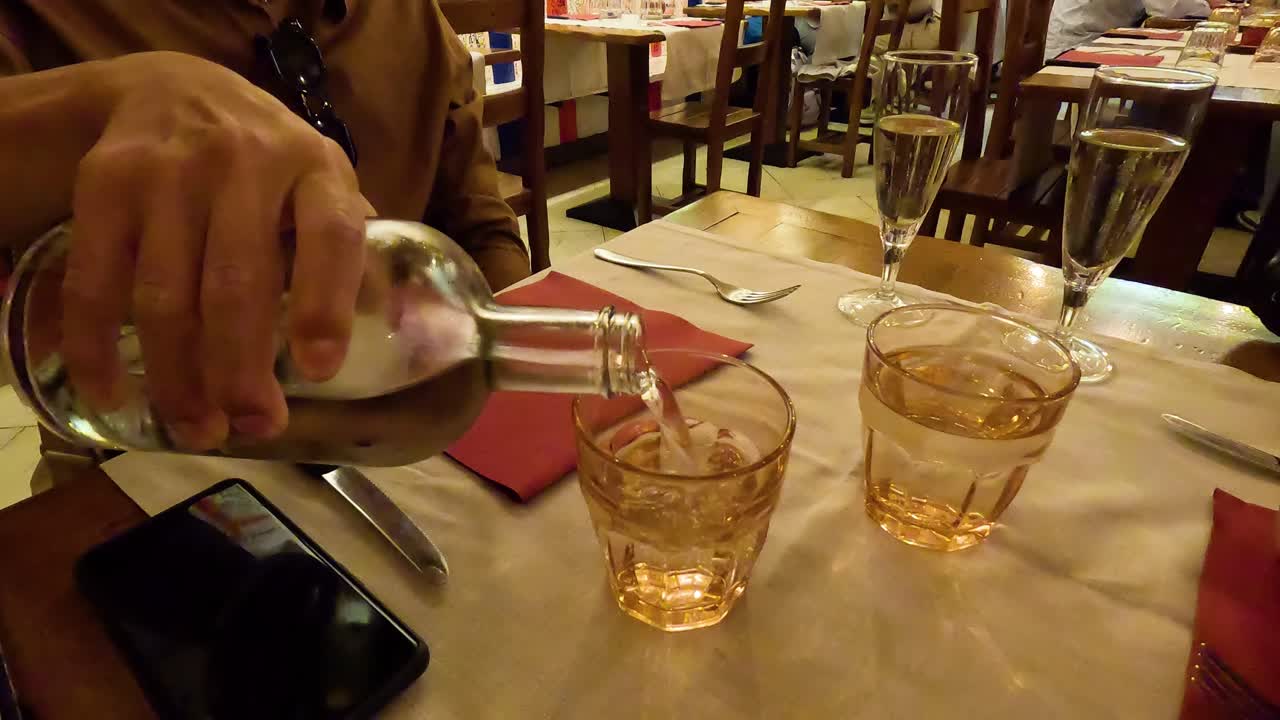 유리잔 에 물 을 부는 사람