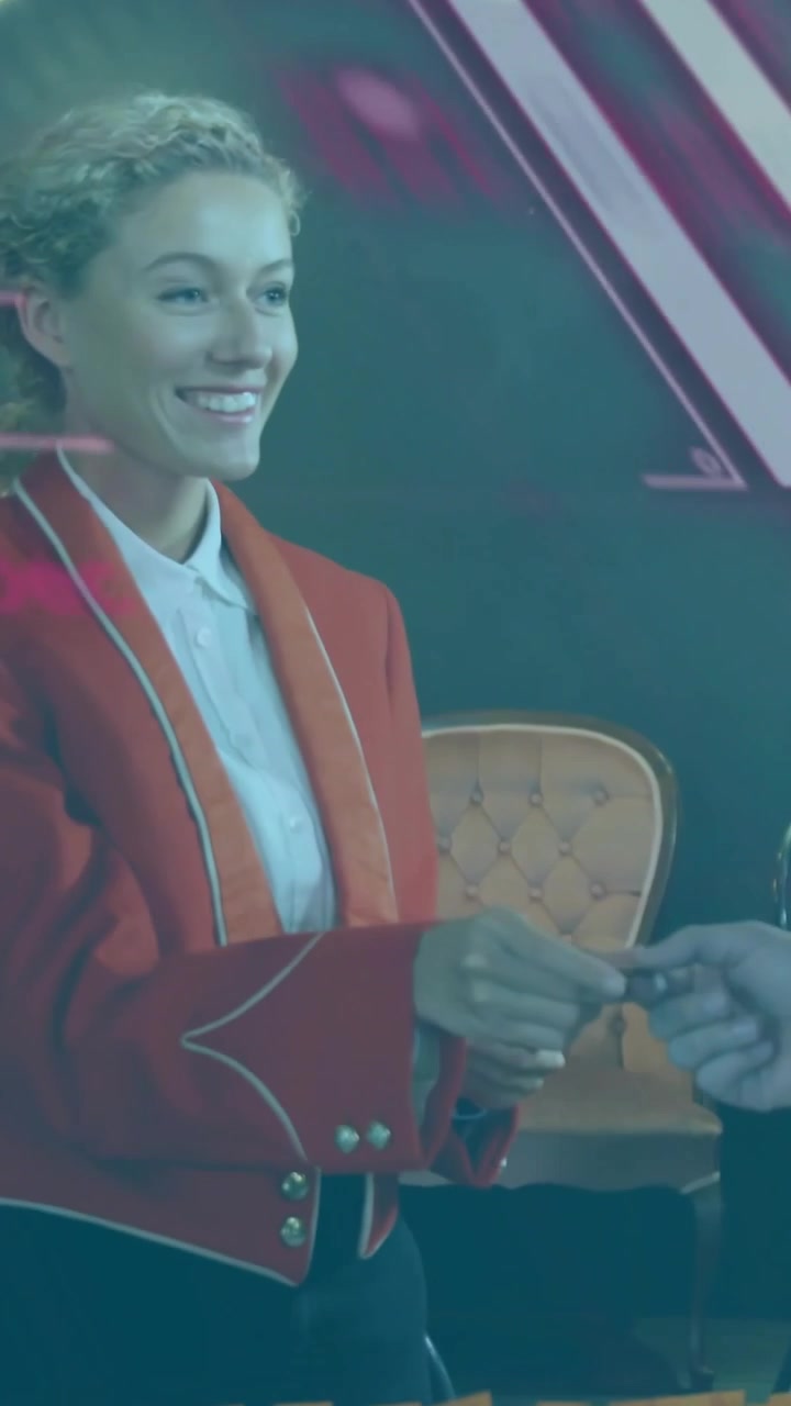 Scansione di un tavolo, presentatore che prende gettoni, smista e consegna carte con arte al neon che scorre per l'iscrizione alla fiera.