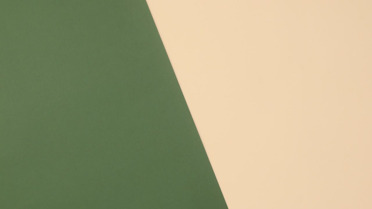 노란색 수건을 가진 스파 피부 관리 제품은 베이지색과 어두운 녹색 바탕에 나타납니다.