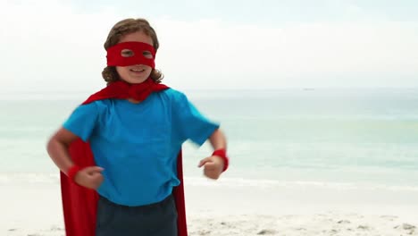 animación de hacerlo por ellos más feliz chico caucásico en máscara de superhéroe en la playa