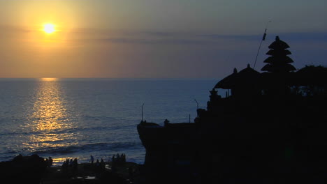 El-Sol-Brilla-Sobre-El-Agua-Cerca-Del-Templo-De-Pura-Tanah-Lot-En-Bali-Indonesia