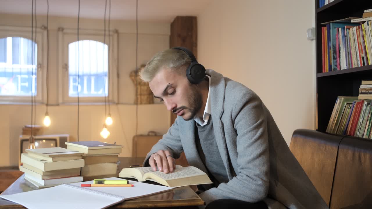 Lese bok med musikk
