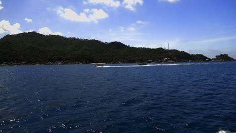 Blick-Auf-Das-Schnellboot-Auf-Dem-Wasser.