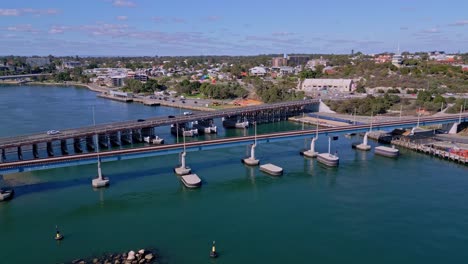 vista aérea del puente de tráfico de fremantle y el puente ferroviario sobre el río swan, perth, australia occidental