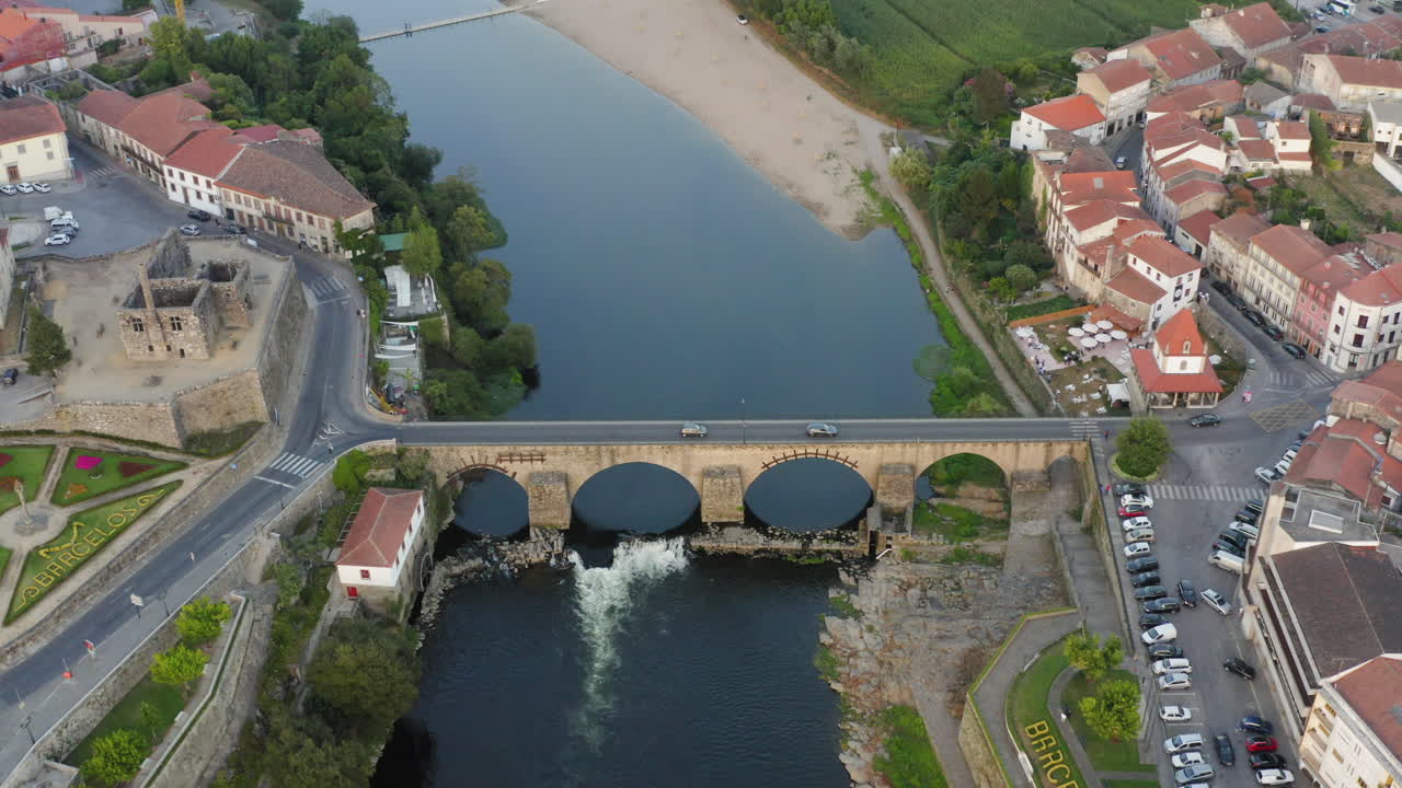 황혼에 공중 발사를 설정하는 barcelos 중세 다리