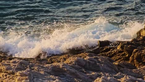 Waves-on-the-rocks-in-the-Aegean-sea,-Greece