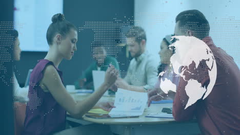 animación del mapa del mundo y el globo sobre diversos colegas masculinos y femeninos en una reunión casual de la oficina