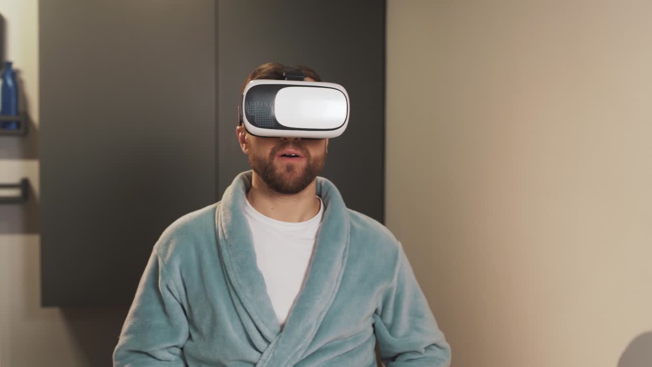 hombre concentrado en gafas de realidad virtual cepillándose los dientes y pasando páginas