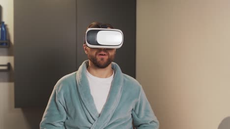 Konzentrierter-Mann-In-Einer-Virtual-Reality-Brille,-Der-Sich-Die-Zähne-Putzt-Und-Seiten-Umblättert