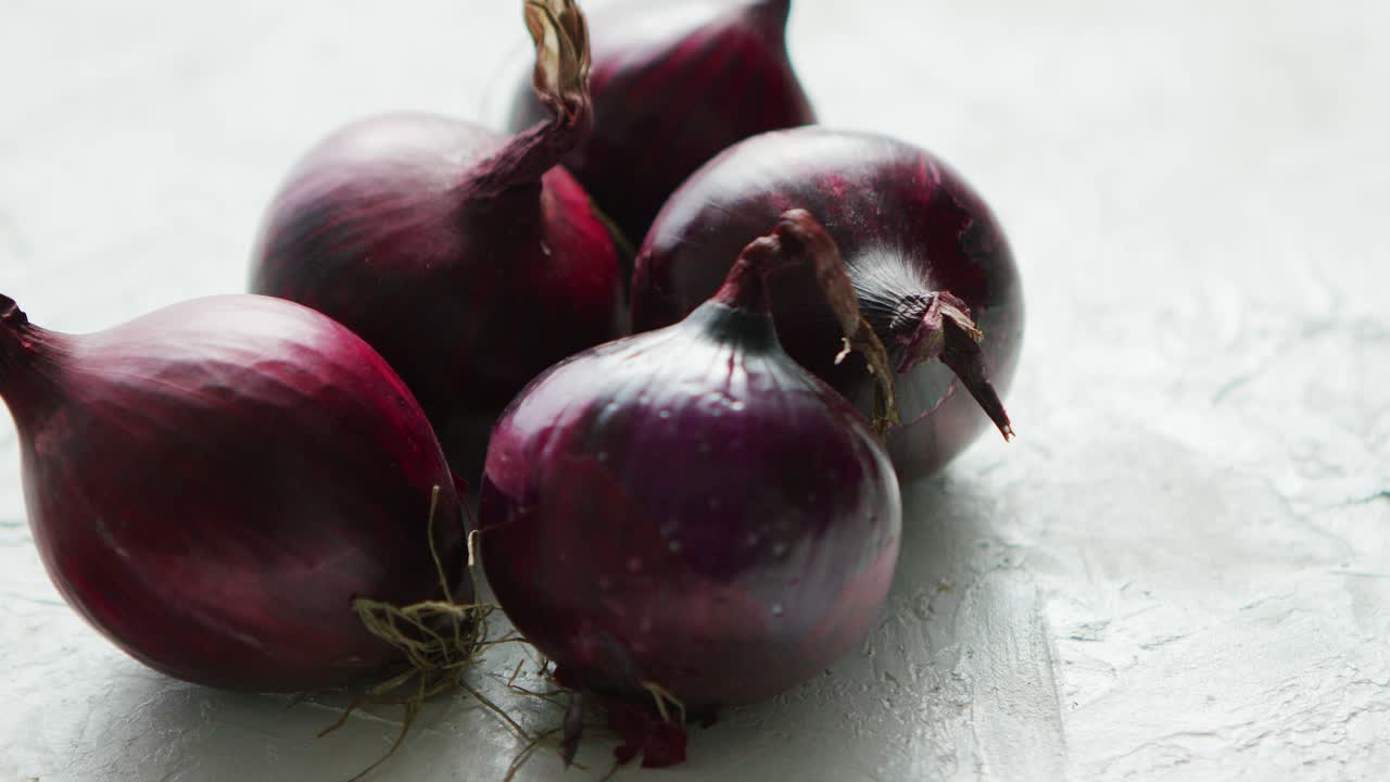 montón de bulbos de ajo sin pelar