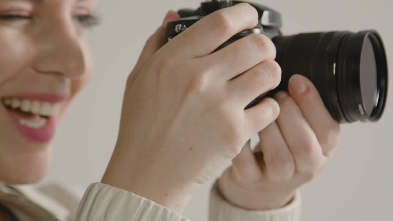 일련의 사진을 찍고 웃는 사진 작가의 cu 02