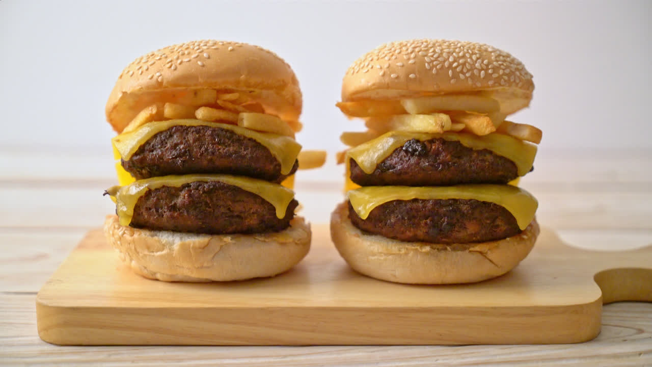 hamburguesa o hamburguesa de carne con queso y papas fritas - estilo de comida no saludable