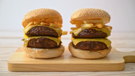 hamburguesas o hamburguesas de ternera con queso y patatas fritas - estilo de comida poco saludable