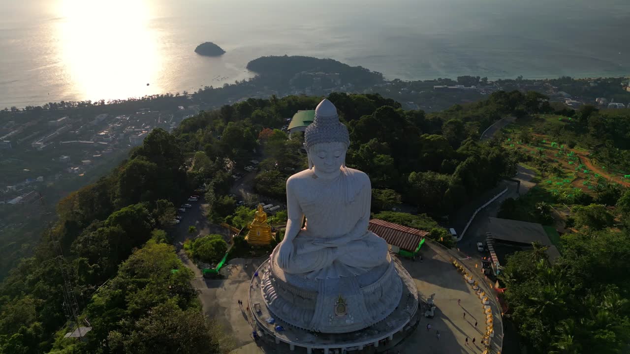 imágenes aéreas del gran buda en phuket