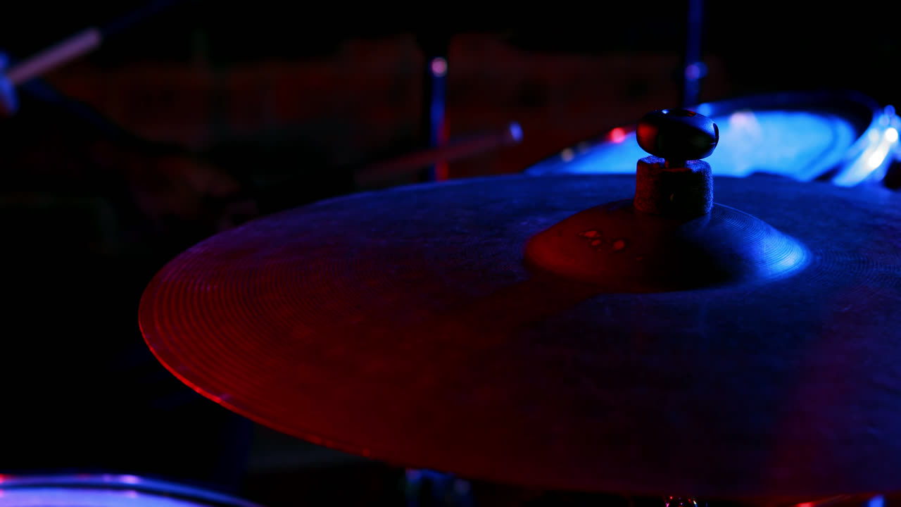 baterista tocando en un conjunto de tambores 4k