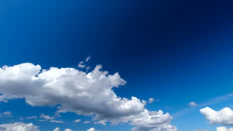 lapso de tiempo de un gran frente de nubes rodando en el cielo
