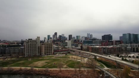 Skyline-Der-Innenstadt-Von-Denver,-Colorado,-Die-Die-Perspektive-Des-Commons-Park-Und-Die-Umliegenden-Städtischen-Gebäude-Zeigt