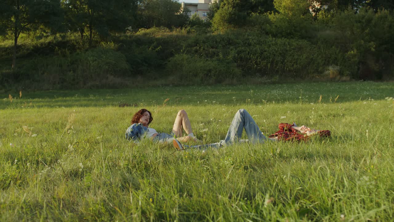 amigos relajándose en un campo
