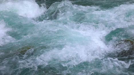 Agua-Del-Río-De-Montaña-Con-Primer-Plano-En-Cámara-Lenta