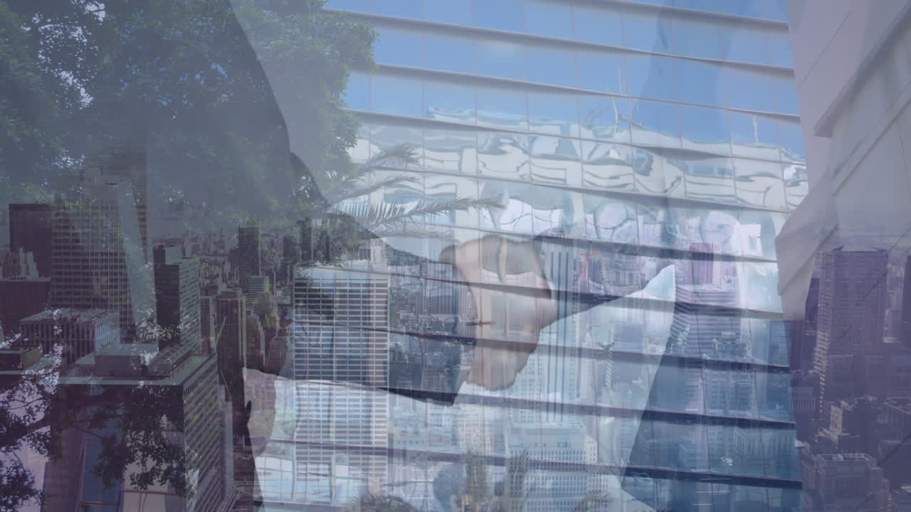 시내 풍경에 손을 흔드는 사업가와 사업가의 중간 섹션의 복합 비디오