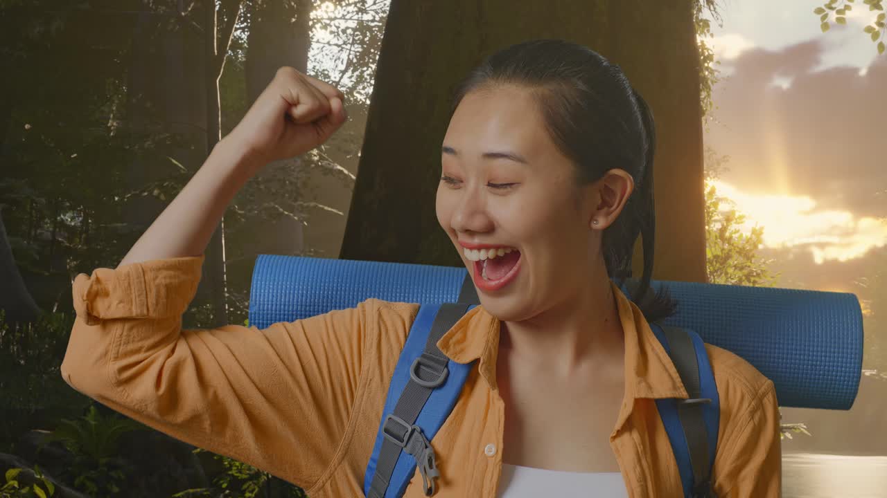 산악 배을 들고 있는 아시아 여성 하이커가 숲의 자연을 탐험하는 동안 미소 짓고 팔다리를 구부린다.