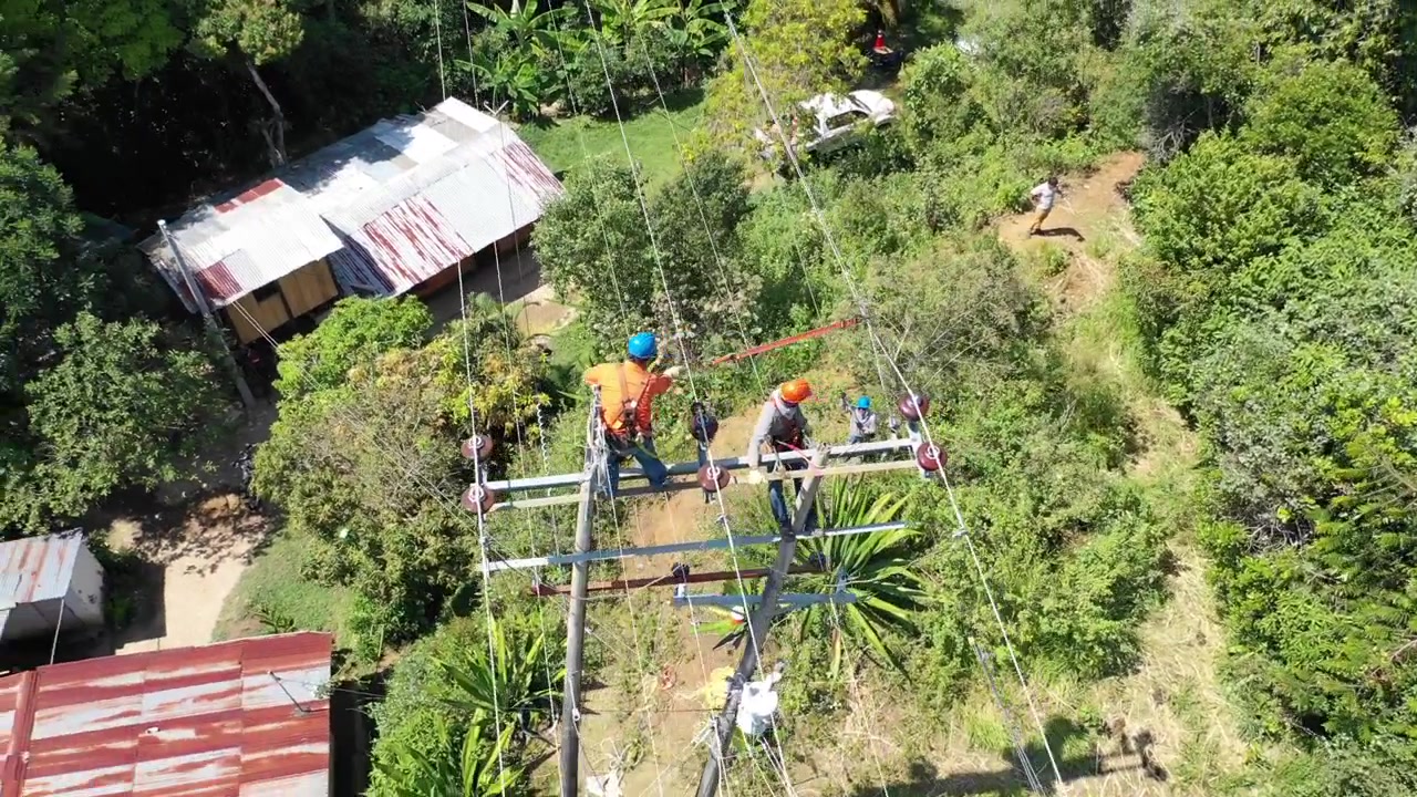 Trabajadores eléctricos, mantenimiento de líneas eléctricas